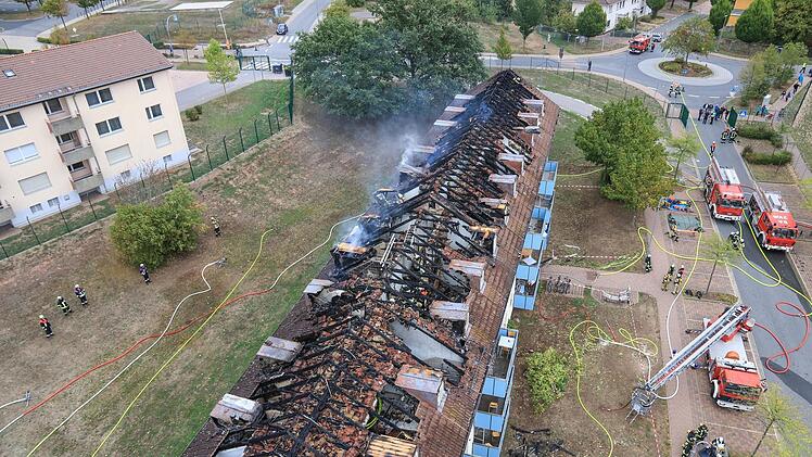 Das Dachgeschoss brannte total aus.  Foto: NEws5/Merzbach