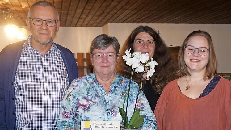 Seit 50 Jahren ist Astrid Zweyer Mitglied im Blasmusikverein Bischberg, hier zusammen mit Vorsitzendem Werner Bauer, Kassiererin Renate Heinz (hinten) und der neuen Zweiten Vorsitzenden Maria Steger. Foto: p