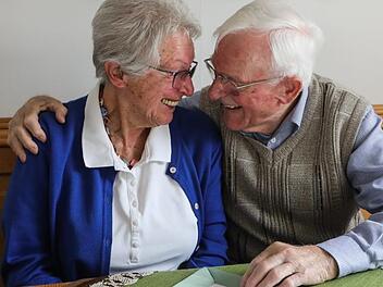 Genauso glücklich wie auf ihrem Hochzeitsfoto wirken Kurt (90) und Irmgard Dippold (86) heute.  Barbara Herbst