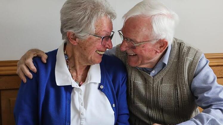 Genauso glücklich wie auf ihrem Hochzeitsfoto wirken Kurt (90) und Irmgard Dippold (86) heute.  Barbara Herbst