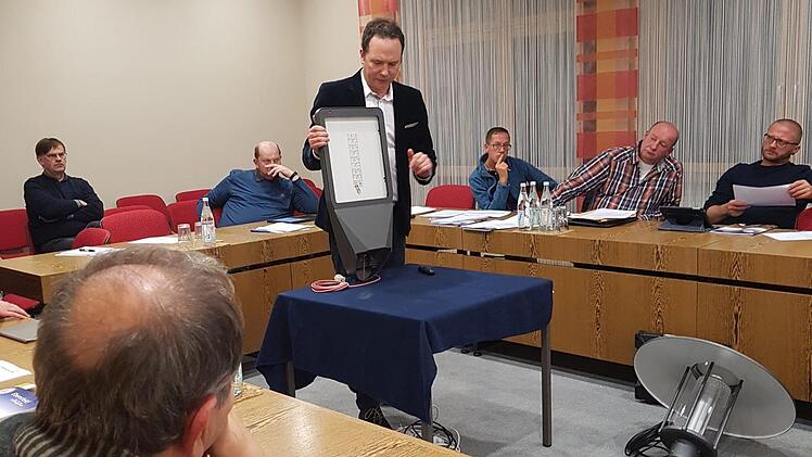 Kleine Technik-Schau für den Gemeinderat: Dominik Böhlein stellte verschiedene Lampentypen in der Gemeinderatssitzung vor.