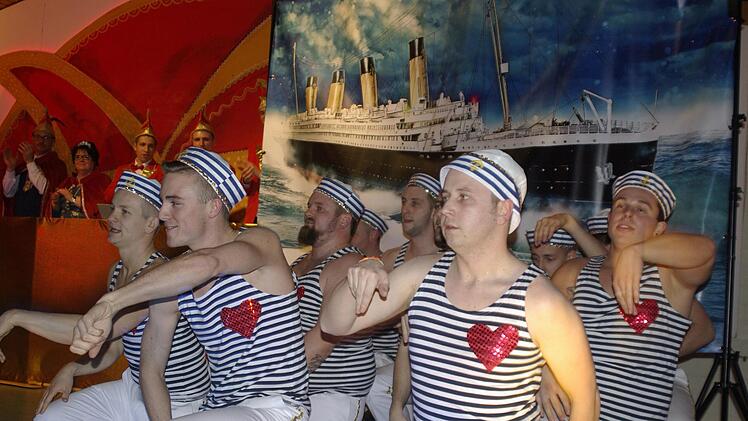 Männlich-hart und fränkisch-herb, das Männerballett Aura, die "Tanzbeinschwinger". Foto: Ehling