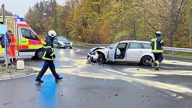Die Rettungskräfte kümmerten sich um die Unfallstelle.