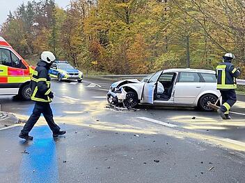 Die Rettungskr&auml;fte k&uuml;mmerten sich um die Unfallstelle.