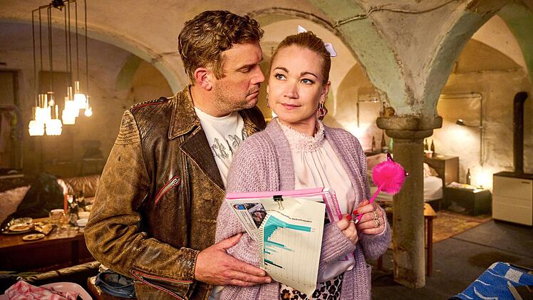 Auf und nieder, immer wieder: Im neunten Eberhofer-Film geht es verhältnismäßig harmonisch zu zwischen Franz (Sebastian Bezzel) und Susi (Lisa Maria Potthoff). Allerdings: Im Bett herrscht Flaute, egal, was Susi auch probiert.