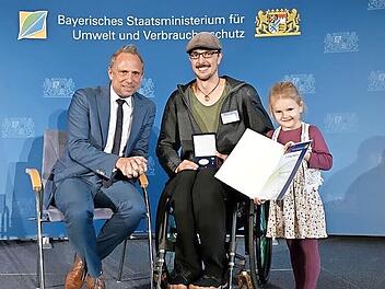 Dominik Herrmann erhielt die Staatsmedaille von Thorsten Glauber (l.).