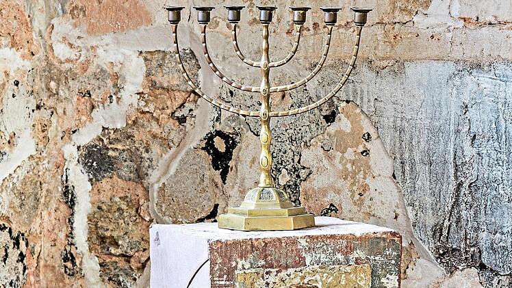 In der ehemaligen Synagoge Laudenbach sicherte ein F&ouml;rderkreis historische Bemalungen.David Laudien