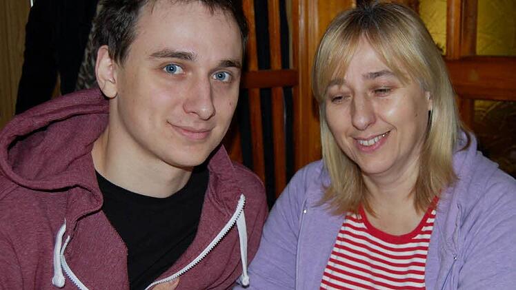 Michael und seine Mutter Maria sind aus der Ukraine. Sie warten auf den Vater. Foto: Sigismund von Dobschütz