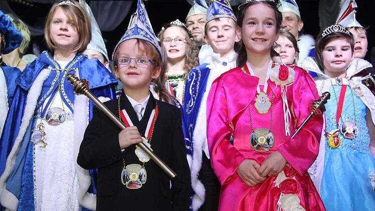 Die Kleinsten hatten richtig Spaß: Victoria (8) und ihr Prinz Andor (6) aus Frohnlach. Foto: Sonja Adam