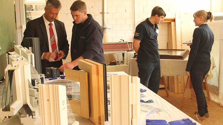 Blick in die Schreinerei May mit ihrer Fensterausstellung und besonderen energetischen Maßnahmen beim Ausbau.