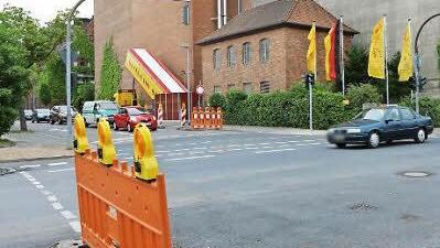 In der Memmelsdorfer Straße gilt wegen Arbeiten eine Einbahnstraßenregelung stadtauswärts. Der Verkehr aus der Innenstadt darf auch nicht in die Brennerstraße (hinten) einbiegen.  Foto: Barbara Herbst