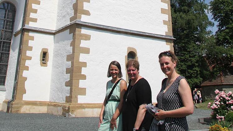 Bei der Sanierung der Kirche waren sie gemeinsam erfolgreich: Architektin Carolin Leisch, Pfarrerin Kathrin Klinger und Architektin Nicole Backer vom evangelisch-lutherischen Kirchengemeindeamt in Kulmbach. Foto: Sonja Adam