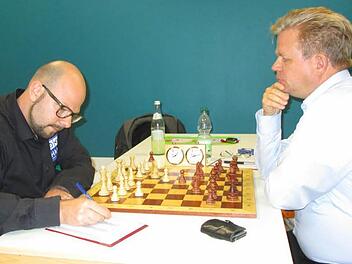 Hohe Konzentration: Eggerbachtals Mannschaftsführer Christian Haag (links) setzte gegen Michael Strahlberger den Schlusspunkt zum 6:2 und machte damit den Auftaktsieg perfekt. Foto: Erlwein