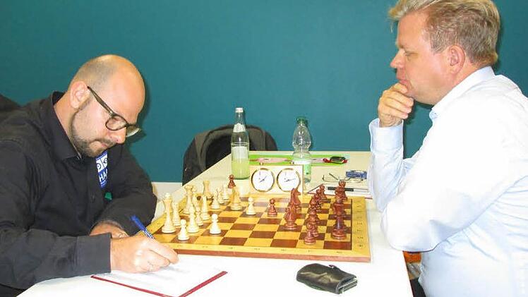 Hohe Konzentration: Eggerbachtals Mannschaftsführer Christian Haag (links) setzte gegen Michael Strahlberger den Schlusspunkt zum 6:2 und machte damit den Auftaktsieg perfekt. Foto: Erlwein