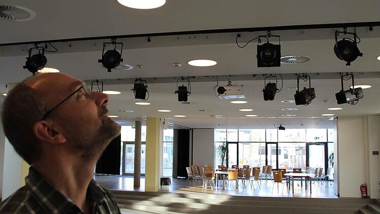 Unter der Decke sind Scheinwerfer und Lautsprecher fest montiert. Foto: Andreas Dorsch
