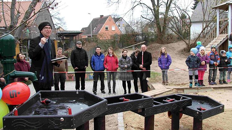 Pfarrer Wilfried Lechner-Schmidt segnete die Anlage und die Kinder. Foto: Richard Sänger
