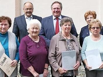 Neun Mitglieder ehrte die Awo Untersteinach. Davon anwesend waren (vorne, von links) Herta Swoboda, Helene Schieber, Leni Biener und Elfriede Geyer. Mit im Bild Vorsitzende Renate Meißner (rechts) sowie (hinten, von links) Kreisvorsitzende Inge Aures, Kreisgeschäftsführer Peter Konrad, Bürgermeister Volker Schmiechen und Zweite Vorsitzende Jutta Hirschmann Foto: Klaus Klaschka