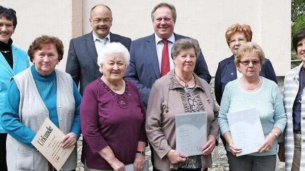 Neun Mitglieder ehrte die Awo Untersteinach. Davon anwesend waren (vorne, von links) Herta Swoboda, Helene Schieber, Leni Biener und Elfriede Geyer. Mit im Bild Vorsitzende Renate Meißner (rechts) sowie (hinten, von links) Kreisvorsitzende Inge Aures, Kreisgeschäftsführer Peter Konrad, Bürgermeister Volker Schmiechen und Zweite Vorsitzende Jutta Hirschmann Foto: Klaus Klaschka