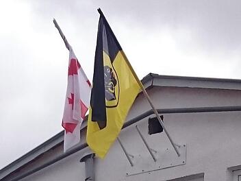 Oben am Museumsgebäude weht die schwarz-gelbe Coburg-Fahne. Foto: privat