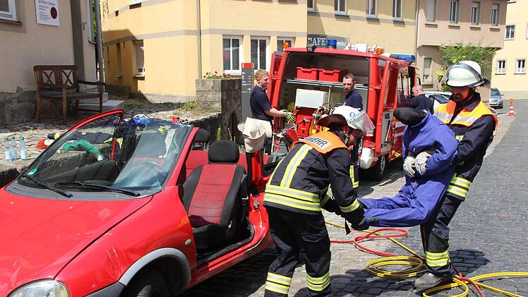 Ein wichtiges Einsatzgebiet der Feuerwehr  ist die technische Hilfeleistung. Beim Feuerwehrfest demonstrierten die Wehrleute die Bergung einer verletzten Person aus einem Pkw. Foto: Heike Beudert