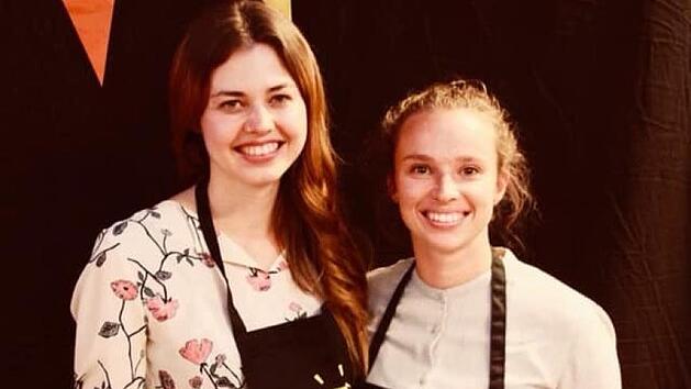 Kristin Kreitlein (l.) und Nina Knode verteilen die bestellten Bio-Produkte im E-Werk.   Foto: Vincent Schallenberg