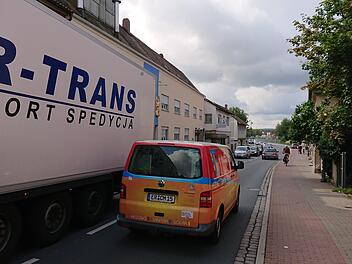 Ein derzeit alltägliches Bild: Autos, so weit das Auge reicht. Seit die B 470 zwischen Gremsdorf und Höchstadt gesperrt ist, quält sich der Verkehr durch die Brückenstraße.  Foto: A. Dorsch