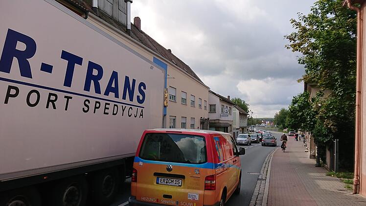 Ein derzeit alltägliches Bild: Autos, so weit das Auge reicht. Seit die B 470 zwischen Gremsdorf und Höchstadt gesperrt ist, quält sich der Verkehr durch die Brückenstraße.  Foto: A. Dorsch