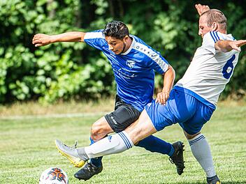 Der Lanzendorfer Doppeltorsch&uuml;tze Josua Opel (rechts) macht auch als Verteidiger eine gute Figur: Hier stellt er sich allerdings regelwidrig dem Melkendorfer Edwin Villanueva in den Weg.  Foto: Alexander Muck