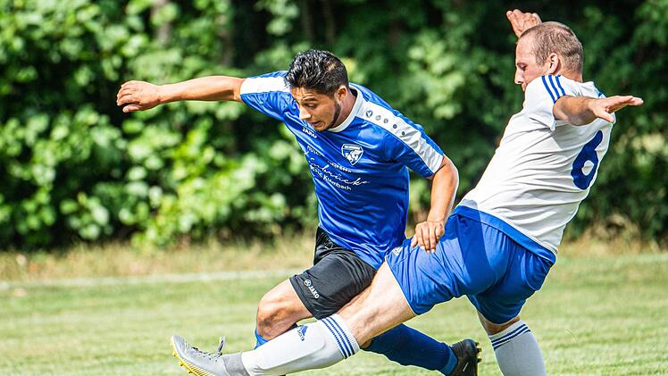 Der Lanzendorfer Doppeltorsch&uuml;tze Josua Opel (rechts) macht auch als Verteidiger eine gute Figur: Hier stellt er sich allerdings regelwidrig dem Melkendorfer Edwin Villanueva in den Weg.  Foto: Alexander Muck