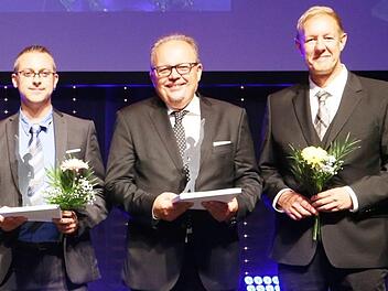 Preisverleihung in W&uuml;rzburg f&uuml;r die Finalisten. Unser Bild zeigt  (von links)   Michael Seidl (Inhaber E-Center Seidl), Steffen Eidam (Kommunikationsmanager, Dechant Hoch- und Ingenieurbau GmbH), Peter Dechant (Gesch&auml;ftsf&uuml;hrer). Foto: Oskar-Patzelt-Stiftung/Boris L&ouml;ffert