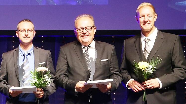 Preisverleihung in W&uuml;rzburg f&uuml;r die Finalisten. Unser Bild zeigt  (von links)   Michael Seidl (Inhaber E-Center Seidl), Steffen Eidam (Kommunikationsmanager, Dechant Hoch- und Ingenieurbau GmbH), Peter Dechant (Gesch&auml;ftsf&uuml;hrer). Foto: Oskar-Patzelt-Stiftung/Boris L&ouml;ffert