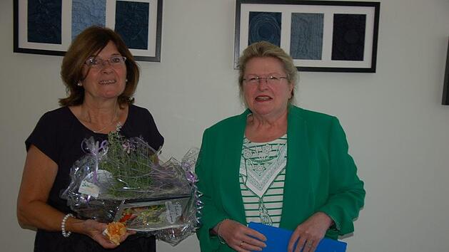 Ulrike Freifrau von und zu der Tann verabschiedete mit Inge Köhler (links)  nach über 33 Jahren im Schulsekretariat der Freiherr-von-Lutz-Mittelschule Münnerstadt den "ruhenden Pol" der Schule, die als zentraler Anlaufpunkt für alle großen und kleinen Probleme und Anliegen der Schulfamilie stets ein "offenes Ohr" hatte. Foto: Manfred Mellenthin