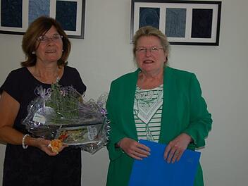 Ulrike Freifrau von und zu der Tann verabschiedete mit Inge Köhler (links)  nach über 33 Jahren im Schulsekretariat der Freiherr-von-Lutz-Mittelschule Münnerstadt den "ruhenden Pol" der Schule, die als zentraler Anlaufpunkt für alle großen und kleinen Probleme und Anliegen der Schulfamilie stets ein "offenes Ohr" hatte. Foto: Manfred Mellenthin