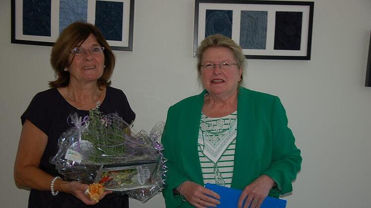 Ulrike Freifrau von und zu der Tann verabschiedete mit Inge Köhler (links)  nach über 33 Jahren im Schulsekretariat der Freiherr-von-Lutz-Mittelschule Münnerstadt den "ruhenden Pol" der Schule, die als zentraler Anlaufpunkt für alle großen und kleinen Probleme und Anliegen der Schulfamilie stets ein "offenes Ohr" hatte. Foto: Manfred Mellenthin