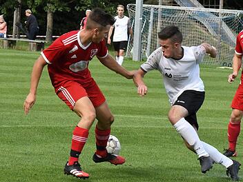 Valentin Reuter (rechts, TSV Oberthulba) legt den Ball an Lukas Morshäuser von der DJK Schondra vorbei. Am Ende siegte der TSV überraschend deutlich gegen das Team, das ihn vergangene Saison noch zweimal geschlagen hatte. Foto: Hopf