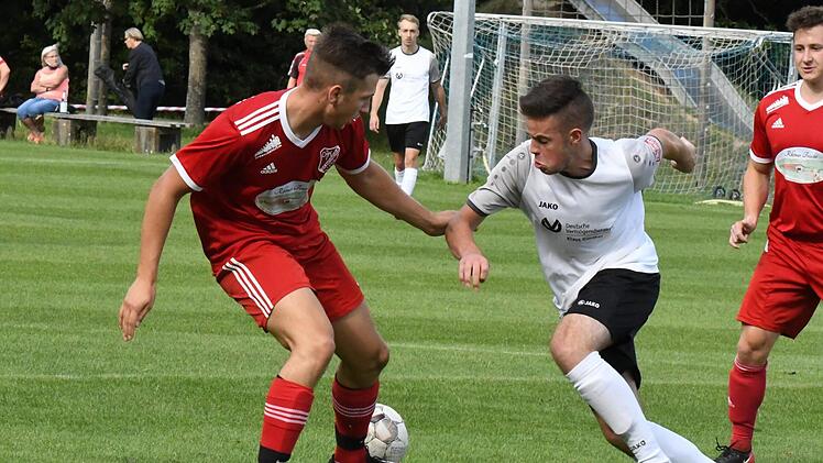 Valentin Reuter (rechts, TSV Oberthulba) legt den Ball an Lukas Morshäuser von der DJK Schondra vorbei. Am Ende siegte der TSV überraschend deutlich gegen das Team, das ihn vergangene Saison noch zweimal geschlagen hatte. Foto: Hopf