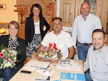 Nach den Vorstandswahlen (von links): die neue Vorsitzende Katrin Weißmann, ihre Stellvertreterin Christine Frieß, der scheidende Vorsitzende Manfred Hofmann, der stellvertretende Vorsitzende Joachim Ruß und Schatzmeister Christian Macion