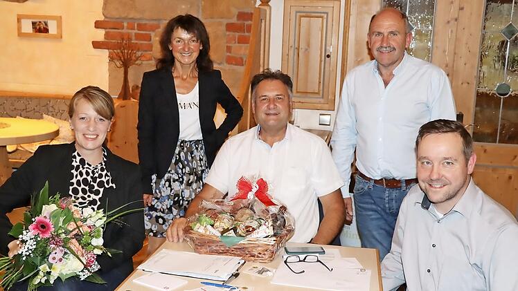 Nach den Vorstandswahlen (von links): die neue Vorsitzende Katrin Weißmann, ihre Stellvertreterin Christine Frieß, der scheidende Vorsitzende Manfred Hofmann, der stellvertretende Vorsitzende Joachim Ruß und Schatzmeister Christian Macion