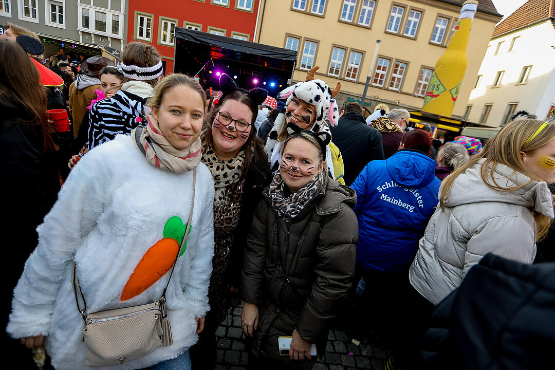 Große Party nach dem Faschingsumzug am Marktplatz.