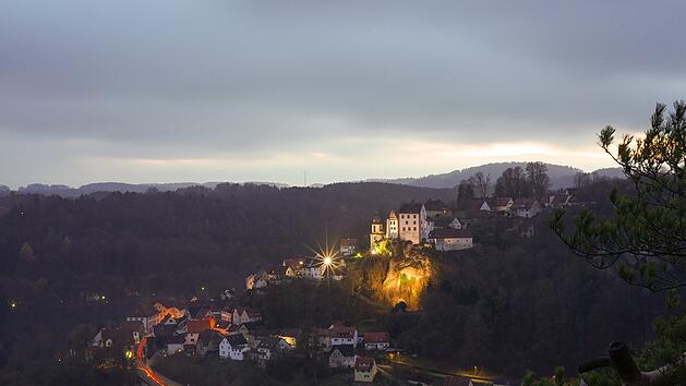 Egloffstein in der Fr&auml;nkischen Schweiz: Ort und Schloss am Abend