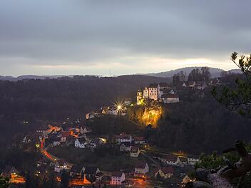 Egloffstein in der Fränkischen Schweiz: Ort und Schloss am Abend