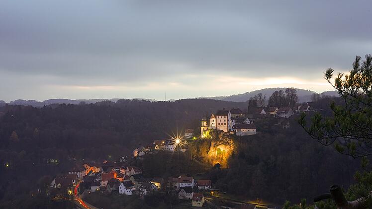 Egloffstein in der Fränkischen Schweiz: Ort und Schloss am Abend