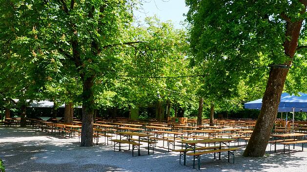 Biergarten in Bayern mit Kastanienb&auml;umen und gro&szlig;en Schirmen