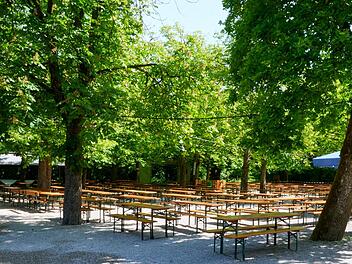 Biergarten in Bayern mit Kastanienbäumen und großen Schirmen