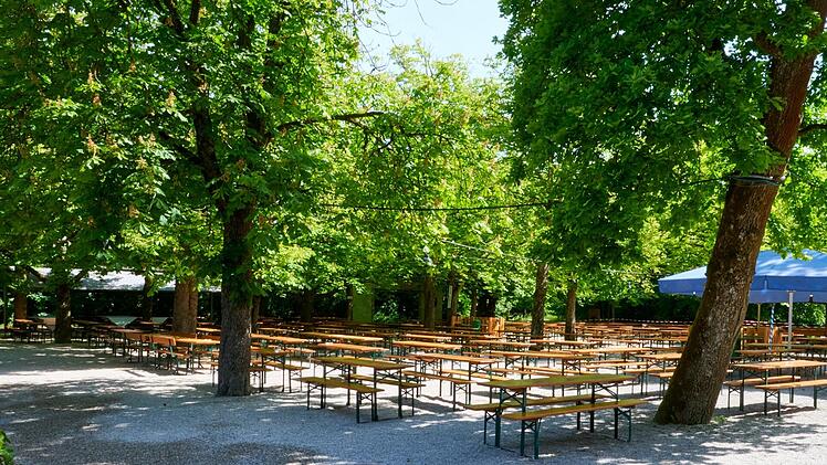 Biergarten in Bayern mit Kastanienbäumen und großen Schirmen