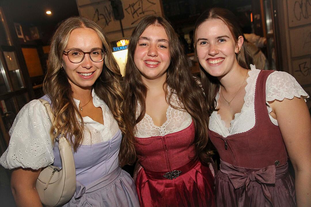 Die Stadlbesucher feierten mit den Stoapf&auml;lzer Spitzbuam.