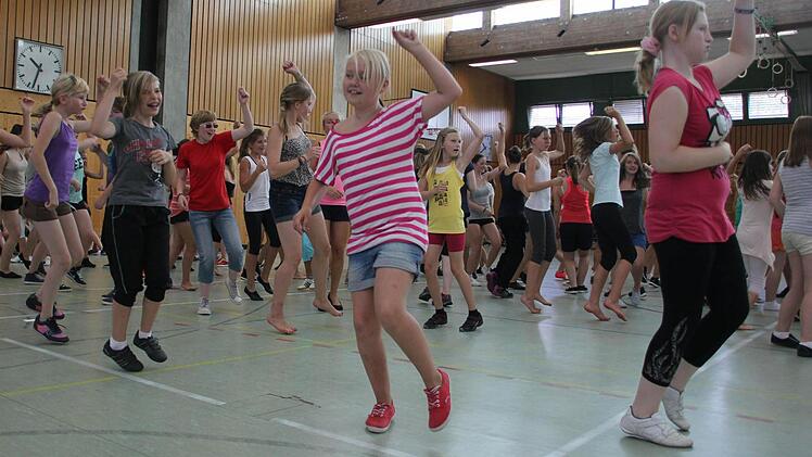 Rhythmus im Blut: Beim Zumba kreisen fast ausschließlich die weiblichen Schüler ihre Hüften.