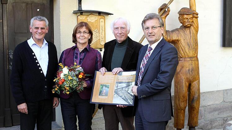 Vor dem Flößerhaus in Unterrodach überreichte Gerd Fleischmann ein Exemplar seines neuen Werks "Die Frankenwaldflößer zwischen gestern und heute" an Stockheims Bürgermeister Rainer Detsch (rechts). Mit im Bild Fleischmanns Ehefrau Elisabeth und Landrat Oswald Marr (links). Fotos: Michael Wunder