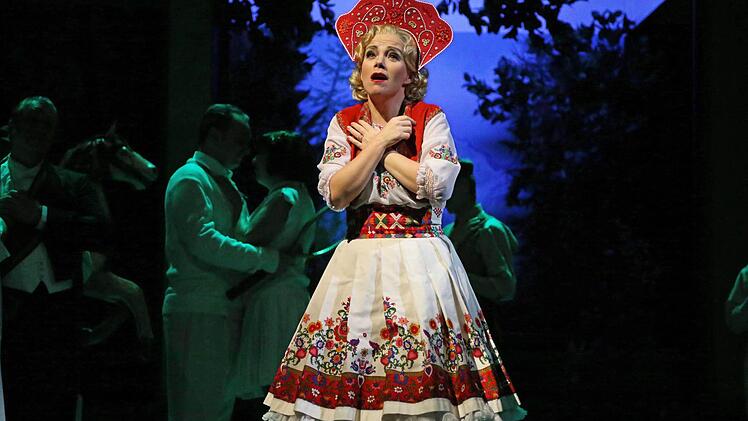 Sofia Kallio als Hanna Glawari Foto: Henning Rosenbusch