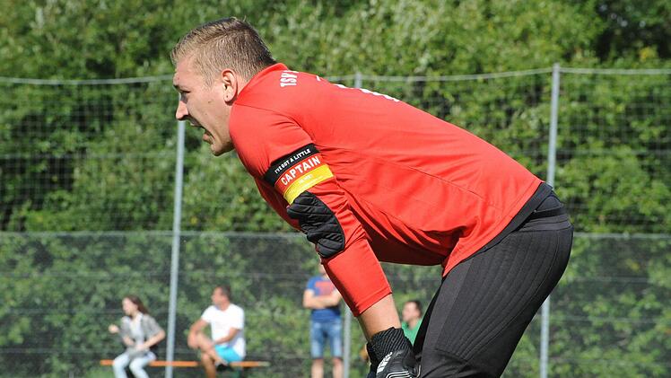 Stangenroths Keeper Sven Eyrich schaut ganz genau hin. Foto: Hopf